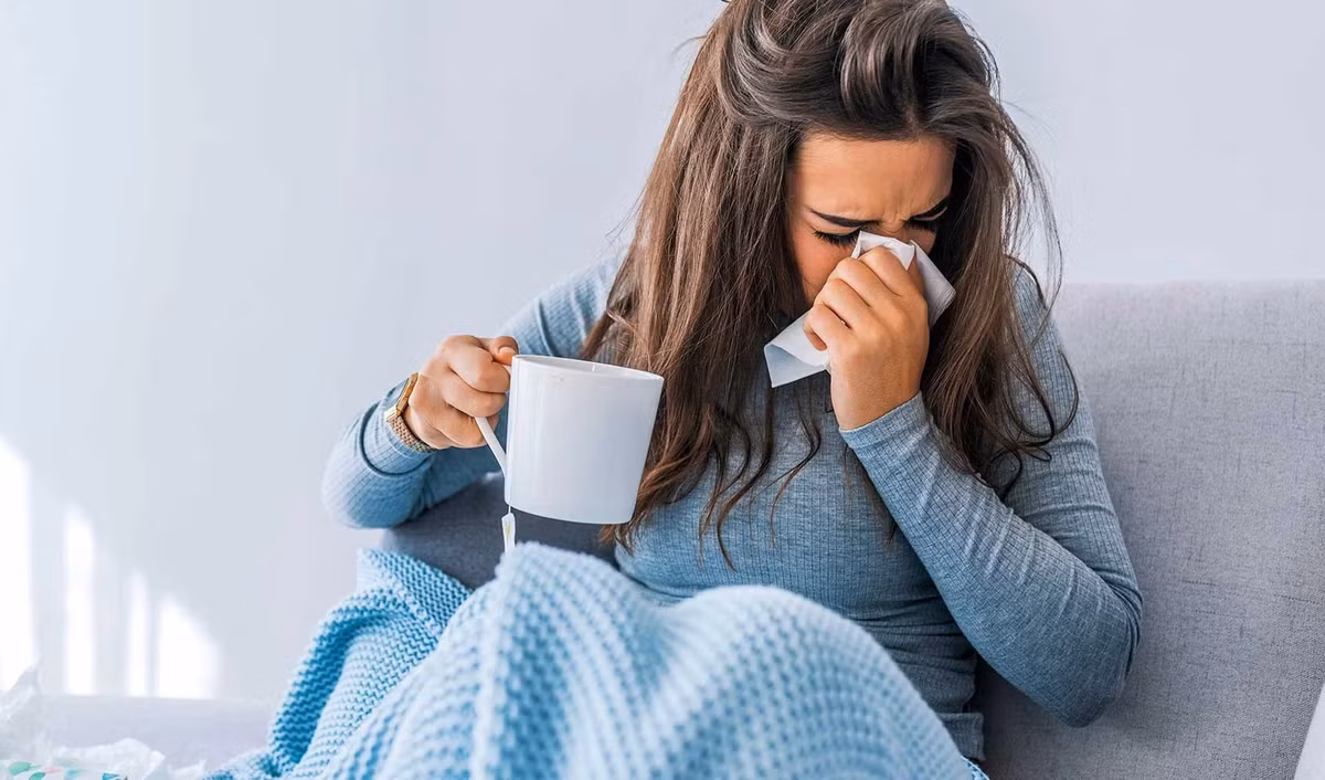 Nguoi nhiem bien chung Omicron co trieu chung gi khac voi Delta?