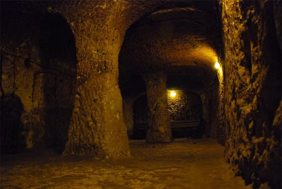 Vào năm 1963, một người đàn ông Thổ Nhĩ Kỳ đã đục bỏ một bức tường trong tầng hầm khi đang sửa sang ngôi nhà của mình ở Cappadocia và rất ngạc nhiên khi phát hiện ra một căn phòng khác phía sau nó. Ông đã phát hiện ra một mạng lưới mê cung gồm các căn phòng cách mặt đất cả trăm mét.