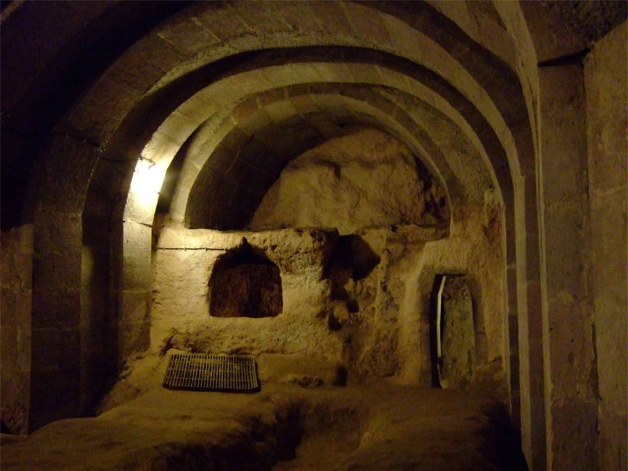 Thành phố kéo dài 60 mét trong lòng đất và bao gồm 11 tầng, đủ chỗ cho 20.000 người.