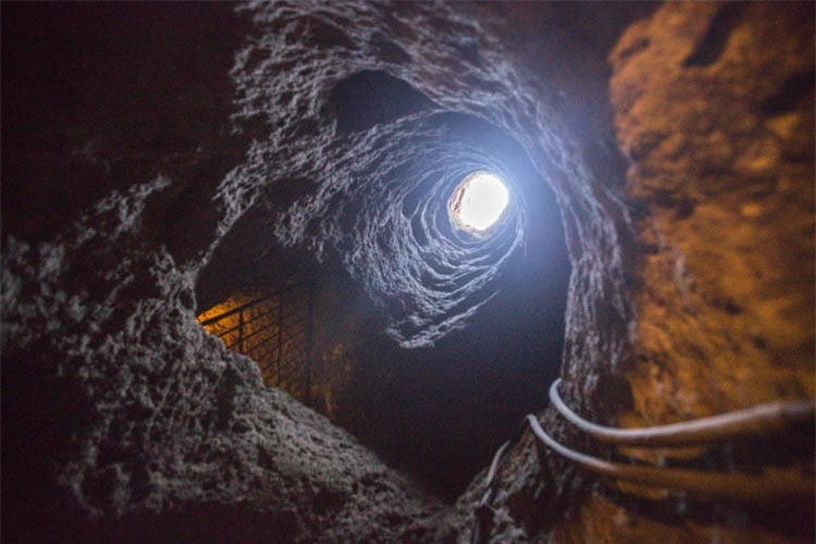 Đây là thành phố Derinkuyu dưới lòng đất được chạm khắc vào cùng một tảng đá mọc lên trên mặt đất với những hình thù mê hoặc.