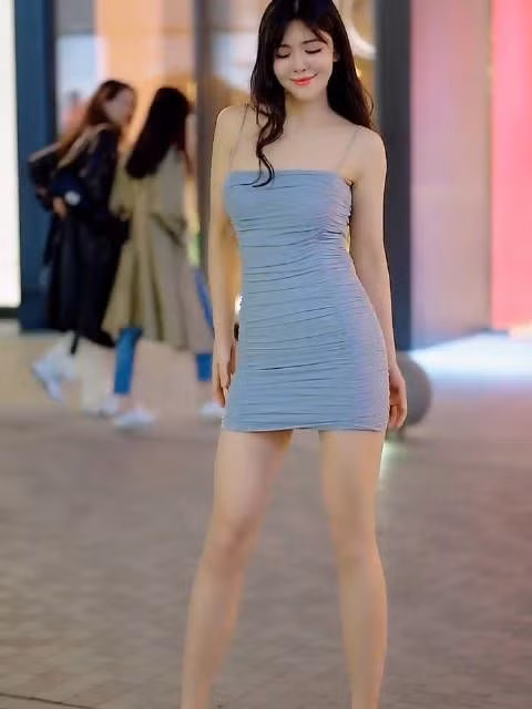 Ngoài ra, các người đẹp nên để tâm đến vấn đề nội y. Vì đồ ôm sát nên việc hằn đồ nhỏ là khó tránh khỏi. Bạn nên tìm nội y không đường viền, tránh chất liệu ren. Chọn nội y khéo léo sẽ giúp phái đẹp tránh được hình ảnh kém duyên.