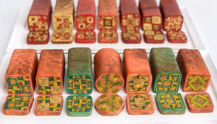 Lapis nghĩa là "nhiều lớp" trong tiếng Bahasa Malaysia, kek nghĩa là "bánh", và Sarawak là bang nằm ở bờ biển phía tây bắc Borneo