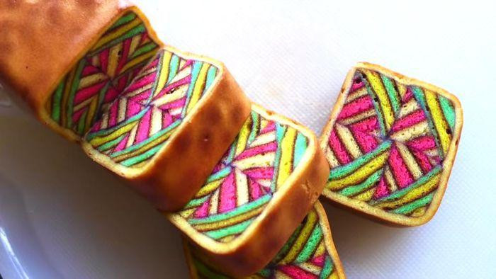 ây là một món có lịch sử khá mới, xuất hiện từ khoảng năm 1970-1980, bắt nguồn từ loại bánh nhiều lớp mà thực dân Hà Lan yêu thích.