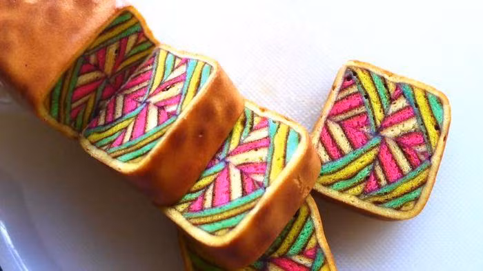 Đây là một món có lịch sử khá mới, xuất hiện từ khoảng năm 1970-1980, bắt nguồn từ loại bánh nhiều lớp mà thực dân Hà Lan yêu thích.