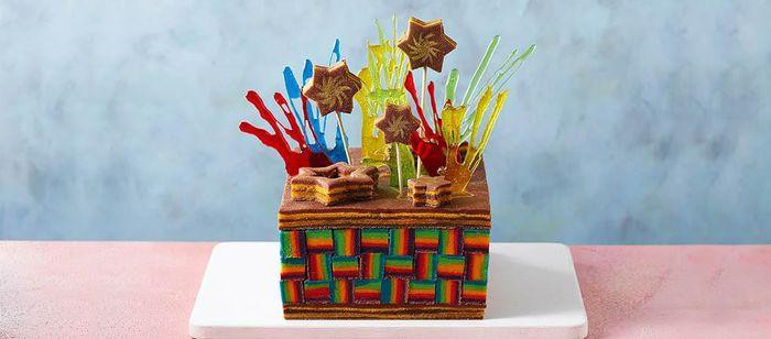 ek lapis Sarawak có giá khá đắt, có thể lên đến 59 USD cho một chiếc. Trước đây, bánh thường được làm vào các dịp lễ như Gawai Dayak hay Hari Raya. Ngày nay, kek lapis Sarawak được bán quanh năm, cho sinh nhật, đám cưới...