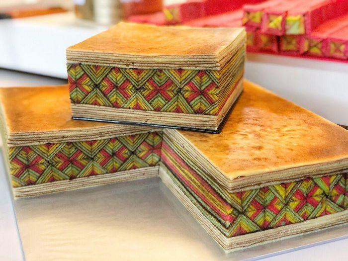 ắt một lát bánh, bạn sẽ thấy những màu sắc rực rỡ được sắp xếp thành họa tiết đặc biệt. Việc làm loại bánh đặc biệt này là một quá trình tốn thời gian và phức tạp, một thử thách ngay cả với những đầu bếp dày kinh nghiệm