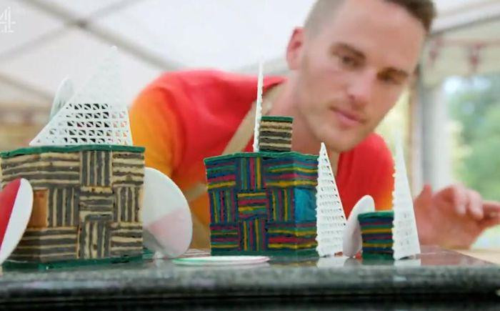 Năm 2019, trong một tập phim "The Great British Baking Show", giám khảo Paul Hollywood chọn cho các thí sinh một món mà ông nói là "loại bánh có kết cấu khó nhất". Đó chính là bánh nghìn lớp kek lapis Sarawak.