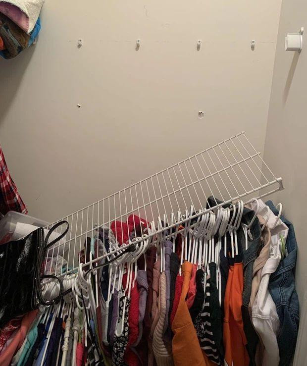 áng mở mắt chuẩn bị thay quần áo đi làm thì...sập.