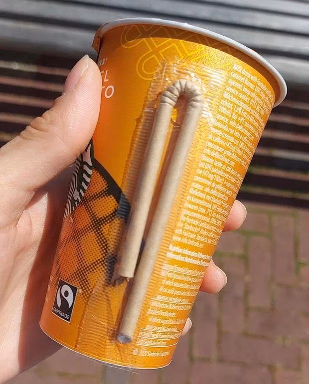 Ủa, làm ống hút giấy nhưng vẫn phải để trong túi nylon.