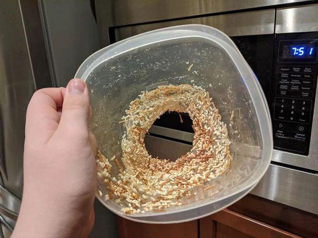 br/> Một trong những phát minh vĩ đại nhất có mặt ở căn bếp nhà chúng ta là chiếc lò vi sóng. Đây là một công cụ sử dụng vi sóng để làm nóng và nấu chín thức ăn một cách nhanh chóng nhất, cực kỳ phù hợp cho những ai lười bật bếp nấu nướng. Tuy nhiên dùng thiết bị này cũng cần phải học, và với những ai ít nấu ăn hoặc chả mấy khi vào bếp, dùng lò vi sóng rất dễ gây ra những cảnh dở khóc dở cười như thế này. Ảnh: Quay hộp nhựa vào lò vi sóng và cái kết