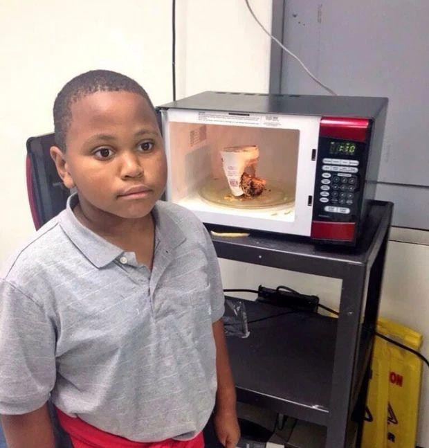 Nấu mì nhưng lại quên cho nước