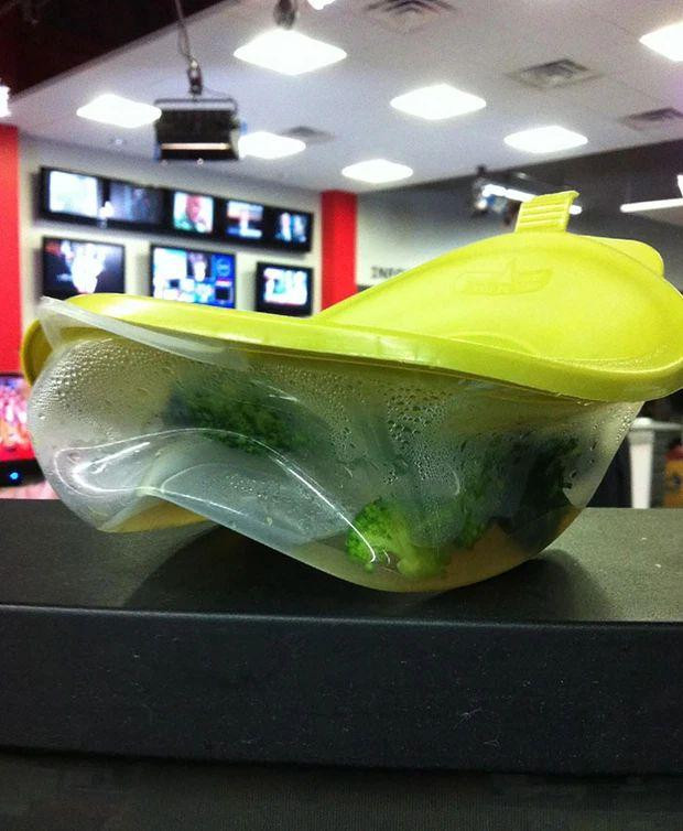 Đừng bao giờ để hộp nhựa quá lâu trong lò vi sóng