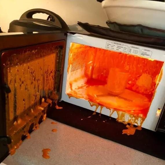 Khi làm nóng sốt cà chua trong thời gian quá lâu thì việc dọn lò cũng lâu không kém đâu.