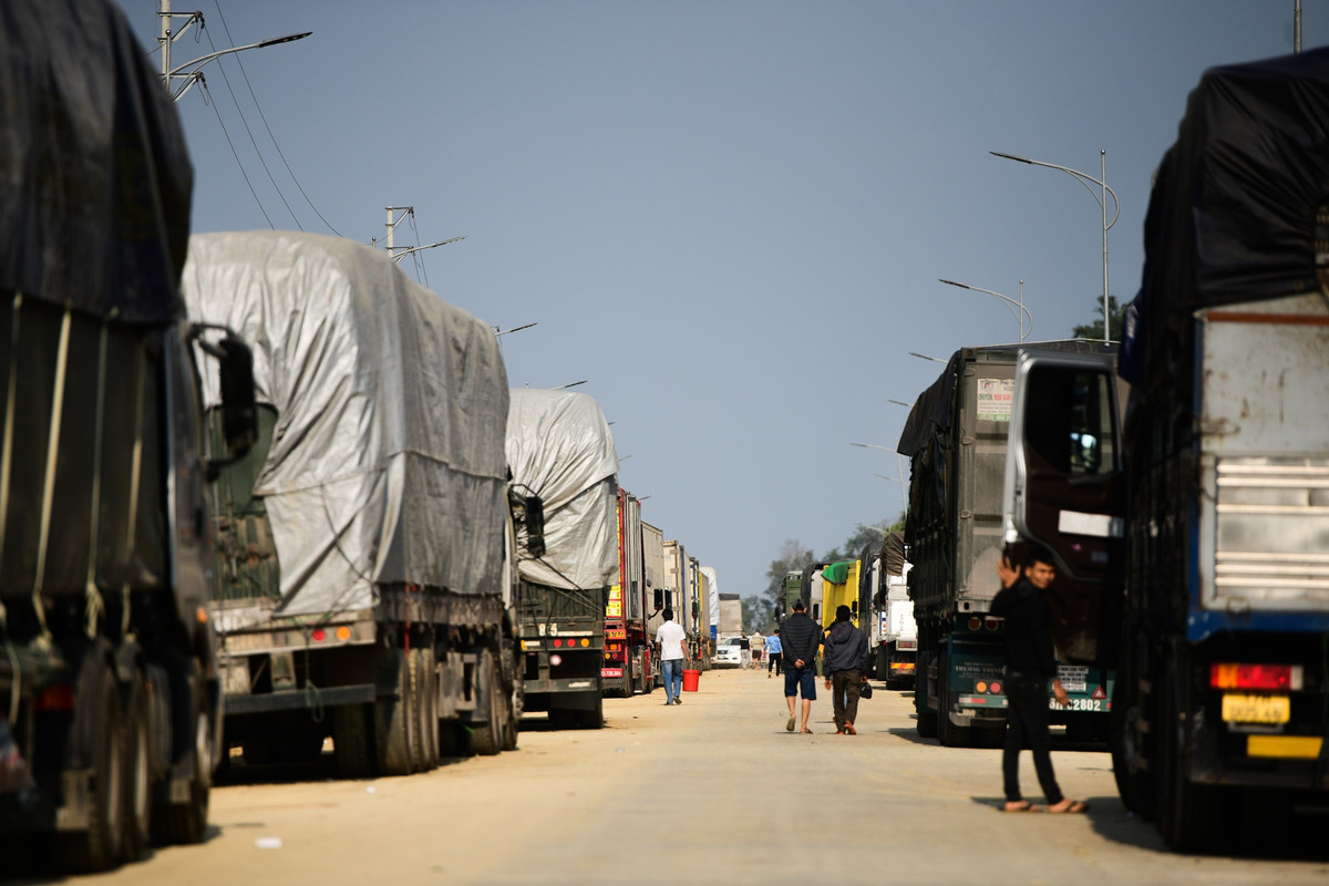 Theo Ban quản lý Khu kinh tế cửa khẩu, lượng hàng vẫn dồn lên tỉnh Lạng Sơn rất nhiều, vượt quá khả năng thông quan hàng hóa trong ngày, tất cả các bến bãi tại các cửa khẩu đã quá tải.