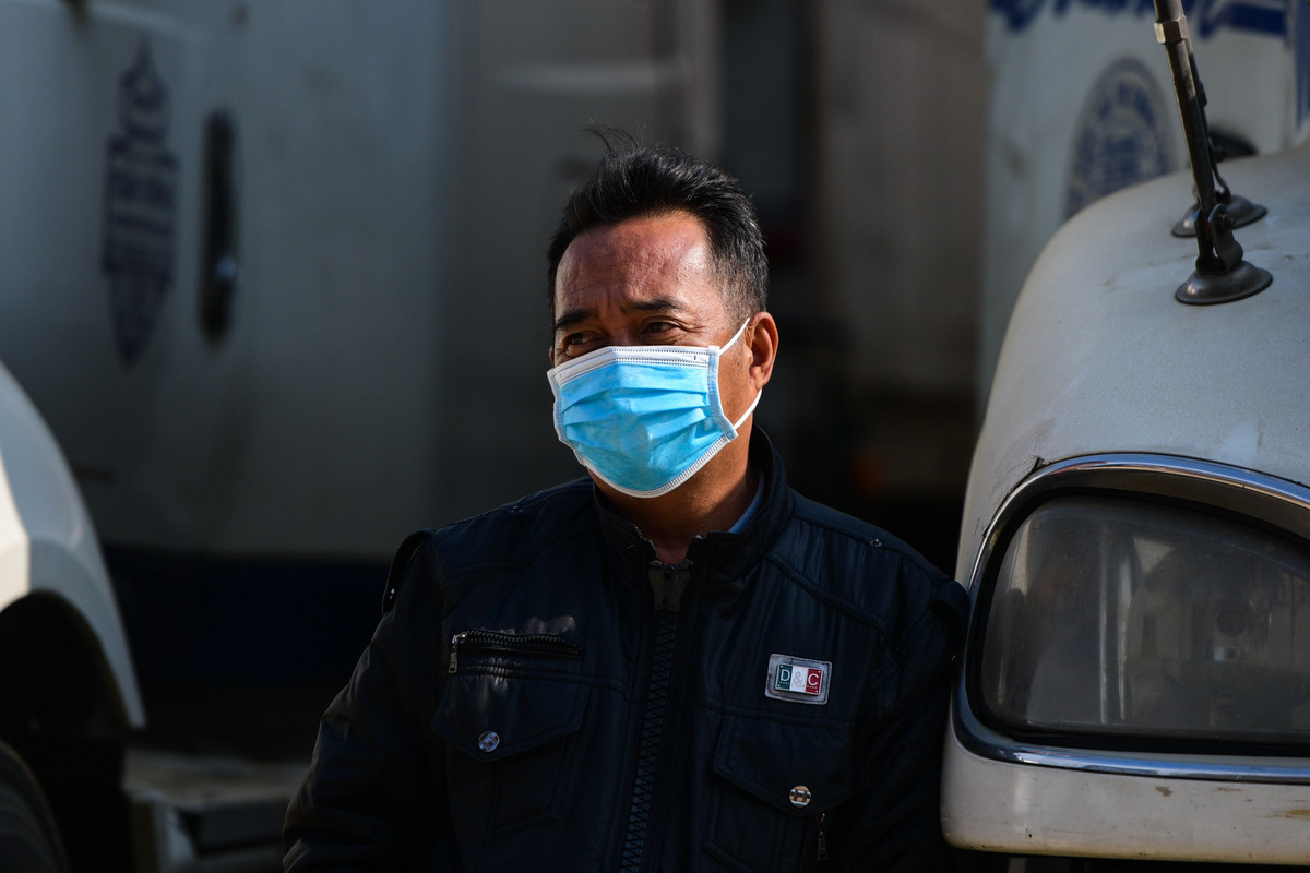 Lái xe hơn chục năm, ông Tiến cũng phải nhăn mặt, thở dài trong cảnh chờ đợi. "Giờ chỉ biết chờ đợi thôi chứ ôm cả xe hàng đền tiền thì chỉ có chết đói", ông Tiến nói.