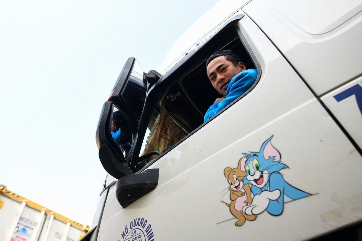 Chạy xe đường dài, các tài xế được trả công 6-7 triệu đồng/chuyến. Nhưng đến nay, họ không còn trông chờ vào tiền lương lần này.