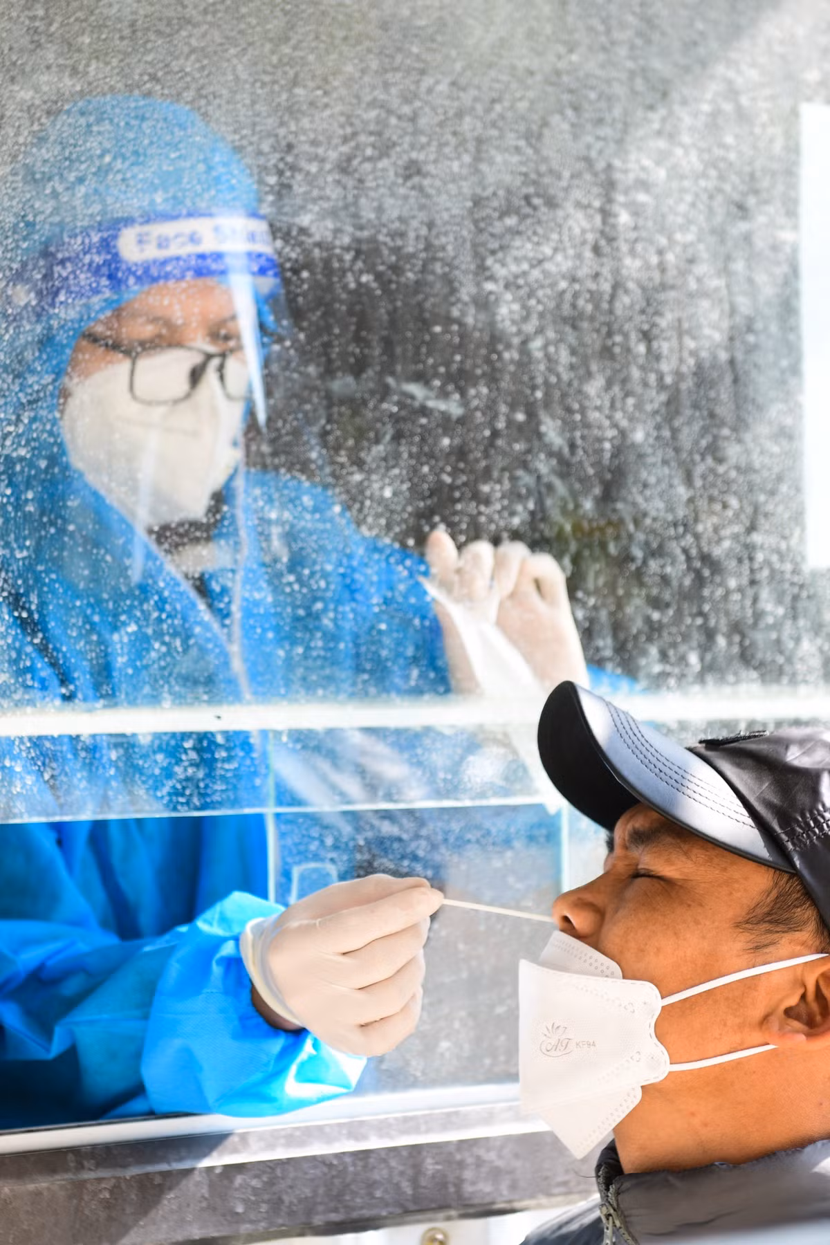 Trong khu vực bến đỗ, 3 ngày một lần, đội ngũ y tế có mặt để làm xét nghiệm sàng lọc Covid-19 cho các tài xế để đảm bảo an toàn.