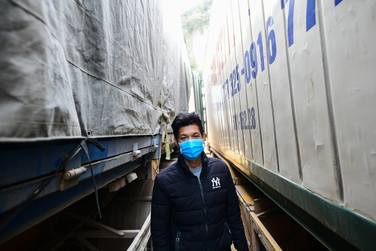 Chạy xe hơn 1.700 km từ Cao Lãnh (Đồng Tháp) lên đến Lạng Sơn cũng được chục ngày, anh Trần Khánh Trung lo lắng vì 35 tấn xoài trên xe đang bắt đầu chín.