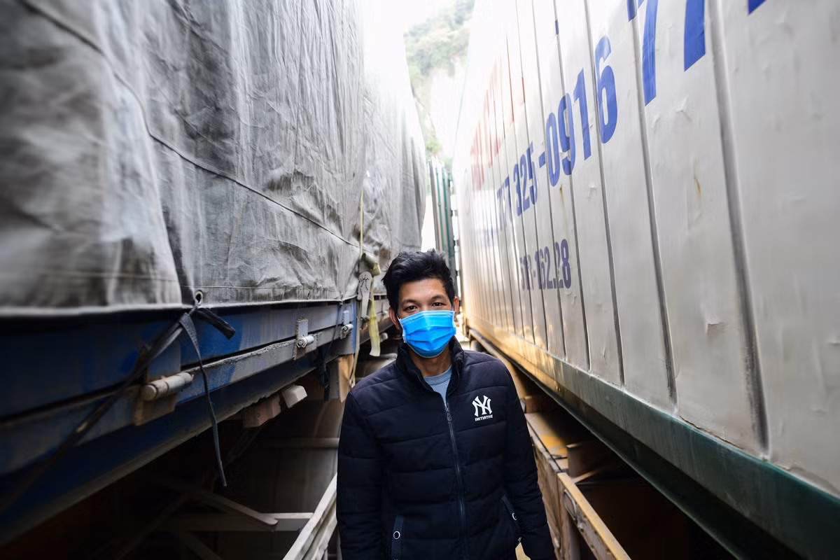 Chạy xe hơn 1.700 km từ Cao Lãnh (Đồng Tháp) lên đến Lạng Sơn cũng được chục ngày, anh Trần Khánh Trung lo lắng vì 35 tấn xoài trên xe đang bắt đầu chín.