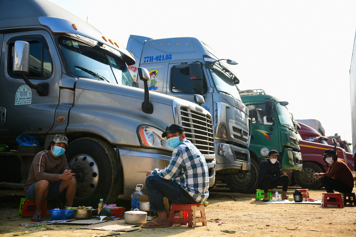 Những ngày gần đây, mỗi ngày chỉ có khoảng vài chục xe được thông quan sang nước bạn. Còn phần lớn nằm im trong khu vực bến bãi hoặc trên đường quốc lộ. Các tài xế phải sinh hoạt, ăn uống trên xe để trông hàng và chờ đợi.