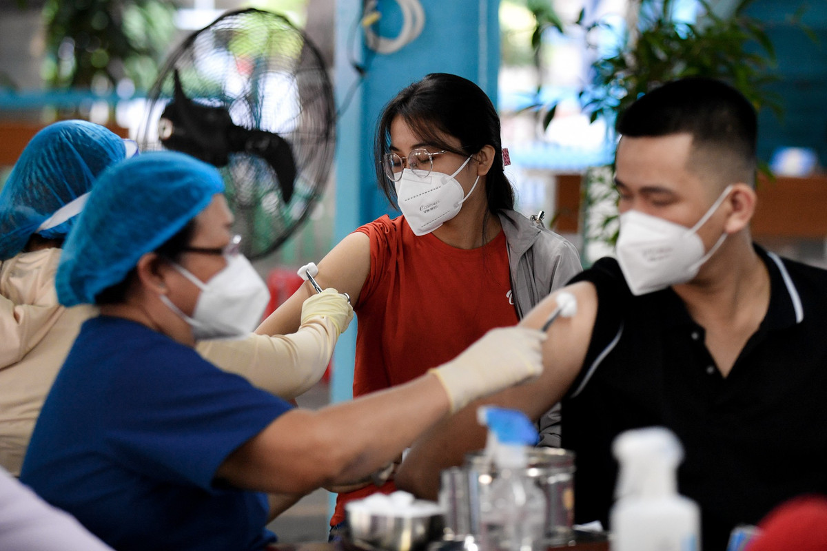 Theo lộ trình, tháng 12, TP.HCM tập trung tiêm mũi bổ sung cho người bệnh suy giảm miễn dịch đã tiêm đủ liều cơ bản ít nhất 28 ngày; tiêm mũi nhắc lại cho người đã tiêm đủ liều cơ bản ít nhất 6 tháng.