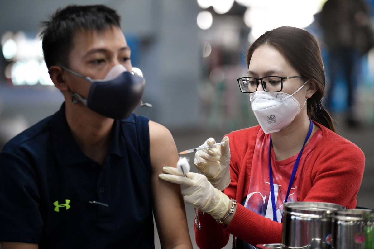 Anh Lê Văn Hoàng, cán bộ Trung tâm Y tế quận Gò Vấp, Phó trưởng phụ trách điểm tiêm chủng tại Đại học Công nghiệp, cho biết các đơn vị đang cố gắng hoàn thành tiêm chủng cho tuyến đầu trong một tuần. Hai tuần tiếp theo, đơn vị sẽ tiêm cho các đối tượng khác theo nhóm ưu tiên.