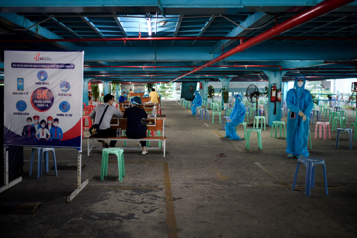 Sáng 10/12, TP.HCM tiêm mũi vắc xin COVID-19 nhắc lại (mũi 3) cho lực lượng tuyến đầu chống dịch. Các điểm tiêm đầu tiên được triển khai tại quận Gò Vấp gồm Đại học Công nghiệp và Khoa tham vấn hỗ trợ cộng đồng, HIV/AIDS.