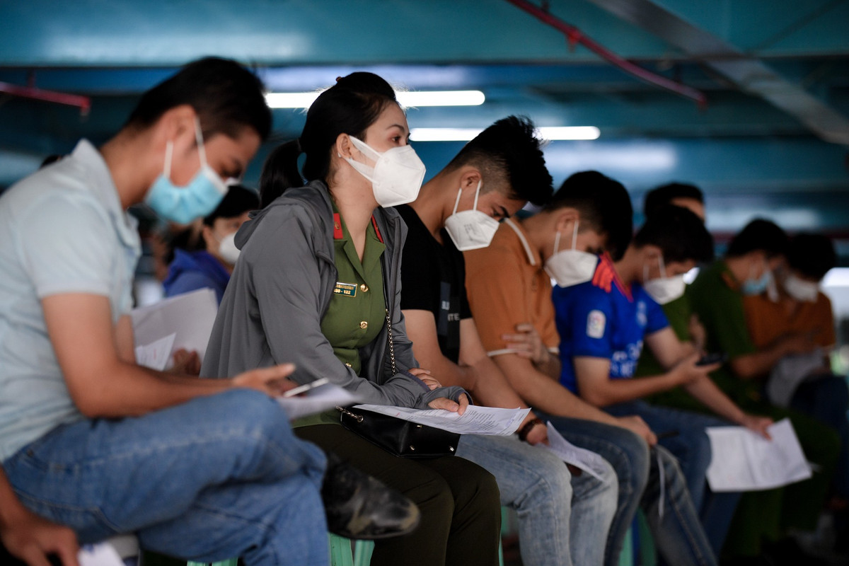 Đối tượng tiêm mũi 3 là nhân viên y tế, cán bộ công an, tổ COVID-19 cộng đồng và lực lượng tuyến đầu chống dịch. Các trường hợp thuộc diện tiêm liều bổ sung và liều nhắc lại sẽ được lập danh sách. Sau đó, chính quyền địa phương và công an xác minh thông tin, tổ chức tiêm chủng.