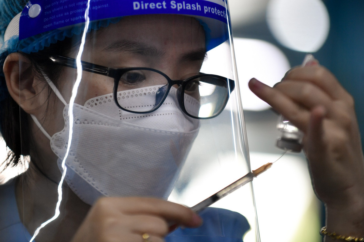 Trung tâm Y tế quận Gò Vấp là đơn vị phụ trách tiêm chủng tại điểm Đại học Công nghiệp. Sáng 10/12, điểm này hoàn thành tiêm vắc xin cho gần 500 người.