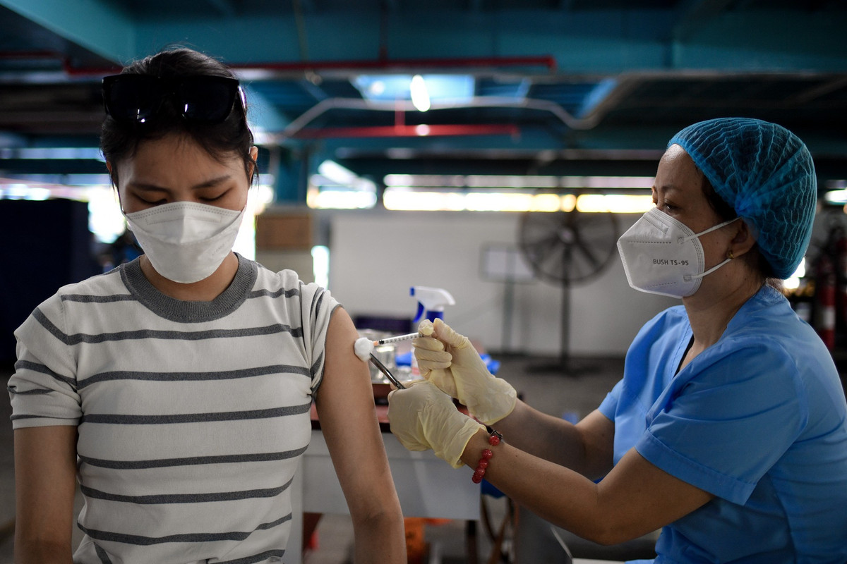 Chị Nguyễn Thị Phương Uyên, cán bộ phường 16 (quận Gò Vấp) đã hoàn thành 2 mũi tiêm AstraZeneca phòng COVID-19 từ tháng 7. "Ở 2 mũi tiêm đầu, tôi khá thuận lợi, không có biểu hiện gì quá đáng ngại về sức khỏe. Do đó, tôi yên tâm đến tiêm mũi thứ 3", chị Uyên cho biết.