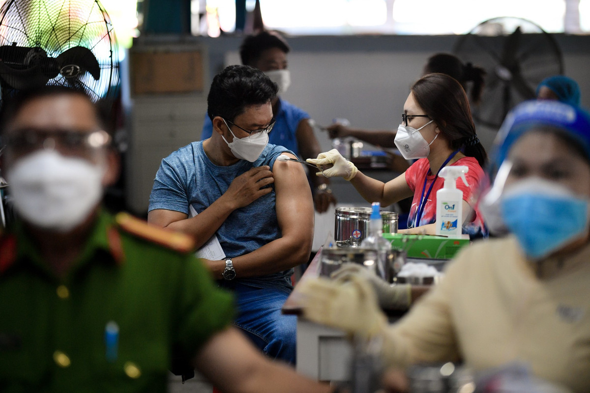 Mũi vắc xin thứ 3 được sử dụng để tăng cường hoặc khôi phục khả năng bảo vệ của 2 mũi cơ bản mà có thể đã giảm dần theo thời gian. Khoảng cách ít nhất là 6 tháng kể từ ngày tiêm mũi thứ 2.