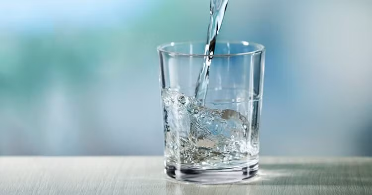 5. Nước lọc: Nước lọc là thức uống không thể thiếu trong cuộc sống hàng ngày. Nó đặc biệt có hiệu quả khi bạn muốn giảm cân. Calo được tạo thành từ các thành phần dinh dưỡng là carbs, chất béo, protein nhưng nước lọc không có cả 3 thứ đó nên không chứa calo. Ngoài ra, nước lọc còn có thể cung cấp các khoáng chất như canxi, magie, natri, kẽm, đồng...