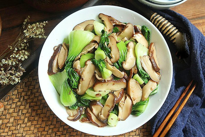 3. Các loại nấm: Nấm là thực phẩm giàu dinh dưỡng nhưng rất ít calo. Cứ 68 gram nấm bạn chỉ nạp vào cơ thể khoảng 15 calo mà thôi. Ngoài ra, nấm còn đem lại rất nhiều lợi ích cho sức khỏe như tăng cường miễn dịch, giảm viêm... Một số loại nấm ngon bổ rẻ mà bạn có thể sử dụng thường xuyên là nấm kim châm, nấm mỡ, nấm đông cô...