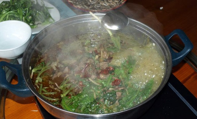 Khi nhắc tới thứ nước cốt màu xanh đặc biệt này của bò, người dân địa phương chia sẻ, trong quá trình nuôi bò chỉ cho chúng ăn cỏ, trong đó có nhiều loại cây là thảo dược. Vì thế, khi vắt lấy nước màu xanh trong dạ dày bò, chất này có tác dụng tiêu viêm, hạ nhiệt… được xem là một bài thuốc có thể kháng viêm, chữa cảm lạnh. Ngoài ra, hương vị độc đáo của nó cũng là điểm cộng khiến cho người dân yêu thích.