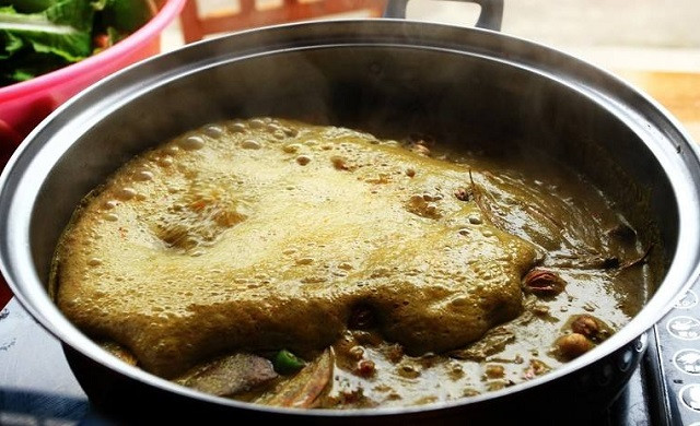 Tương truyền, cách chế biến món này có từ thời nhà Tống. Món này còn được người dân địa phương xem như món ăn cao cấp, nếu không có khách hiếm khi họ làm. Thế nhưng, hiện nay nhiều du khách tìm tới để thử món ăn kỳ lạ này nên người dân nấu để bán.