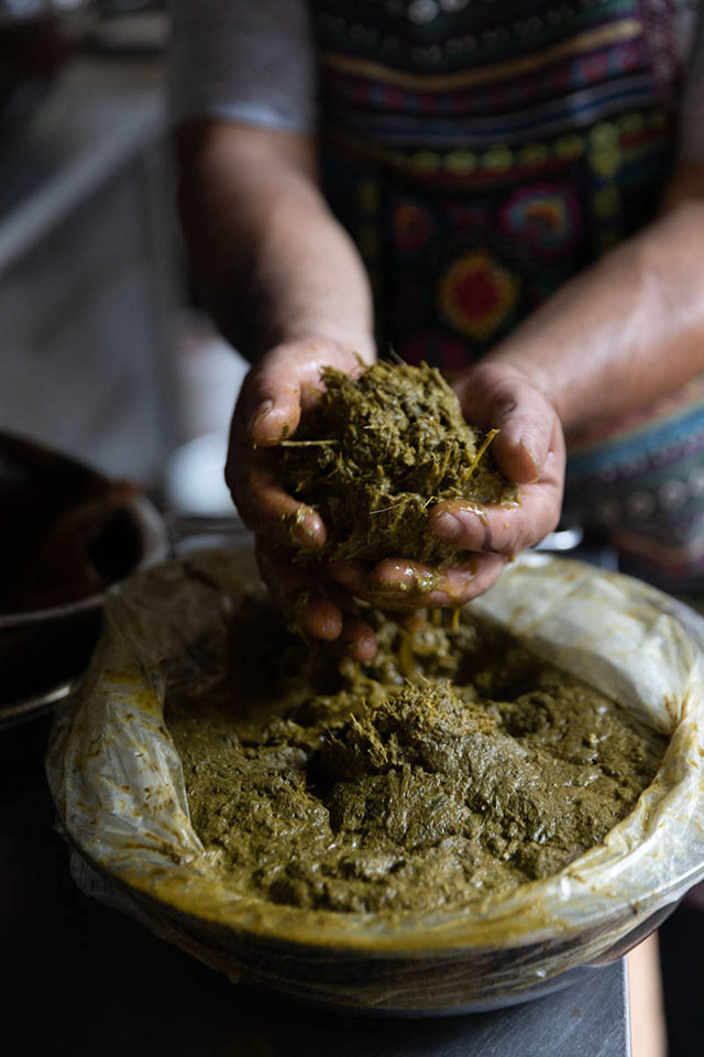 Người nấu cần vớt bọt nhiều lần, sau đó đem lọc và tiếp tục đun thêm vài lần. Quá trình cuối cùng sẽ tạo thành một chất lỏng sền sệt và sau đó được thêm vào khi nấu nước lẩu.