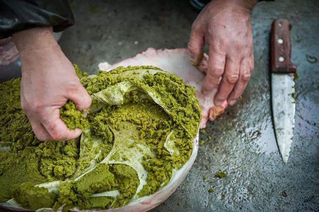 Món lẩu bò thảo mộc này thường ăn kèm với nhiều loại nguyên liệu khác nhau, thường là nhúng lẩu theo kiểu shabu shabu. Thế nhưng, phần khiến mọi người rùng mình nhất chính là nước lẩu.