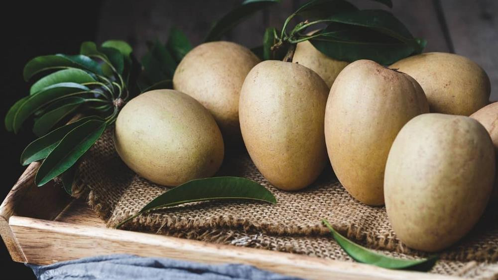 6. Quả hồng xiêm: Đậu phụ và hồng xiêm khi kết hợp với nhau được cho sẽ tạo thành sỏi trong dạ dày gây ra các hiện tượng đầy bụng, đau bụng, nôn mửa. Trong trường hợp nặng, cơ thể còn có thể bị xuất huyết dạ dày, dễ nguy hiểm đến tính mạng.