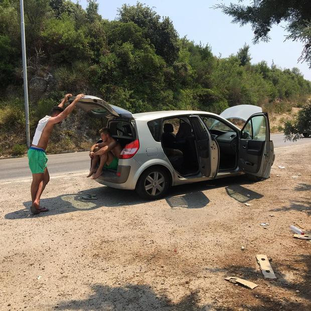 Thốn” hơn cả là cảnh xe bị hư giữa đường, mà đường này còn nằm ở giữa một ngọn núi heo hút…