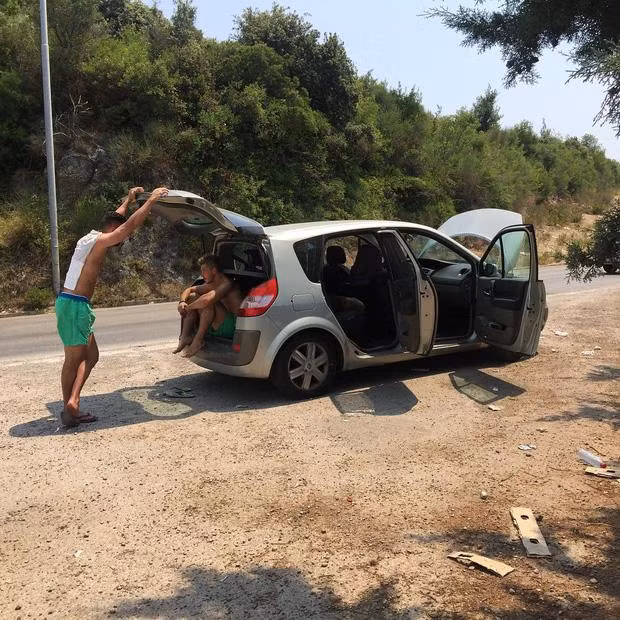 “Thốn” hơn cả là cảnh xe bị hư giữa đường, mà đường này còn nằm ở giữa một ngọn núi heo hút…