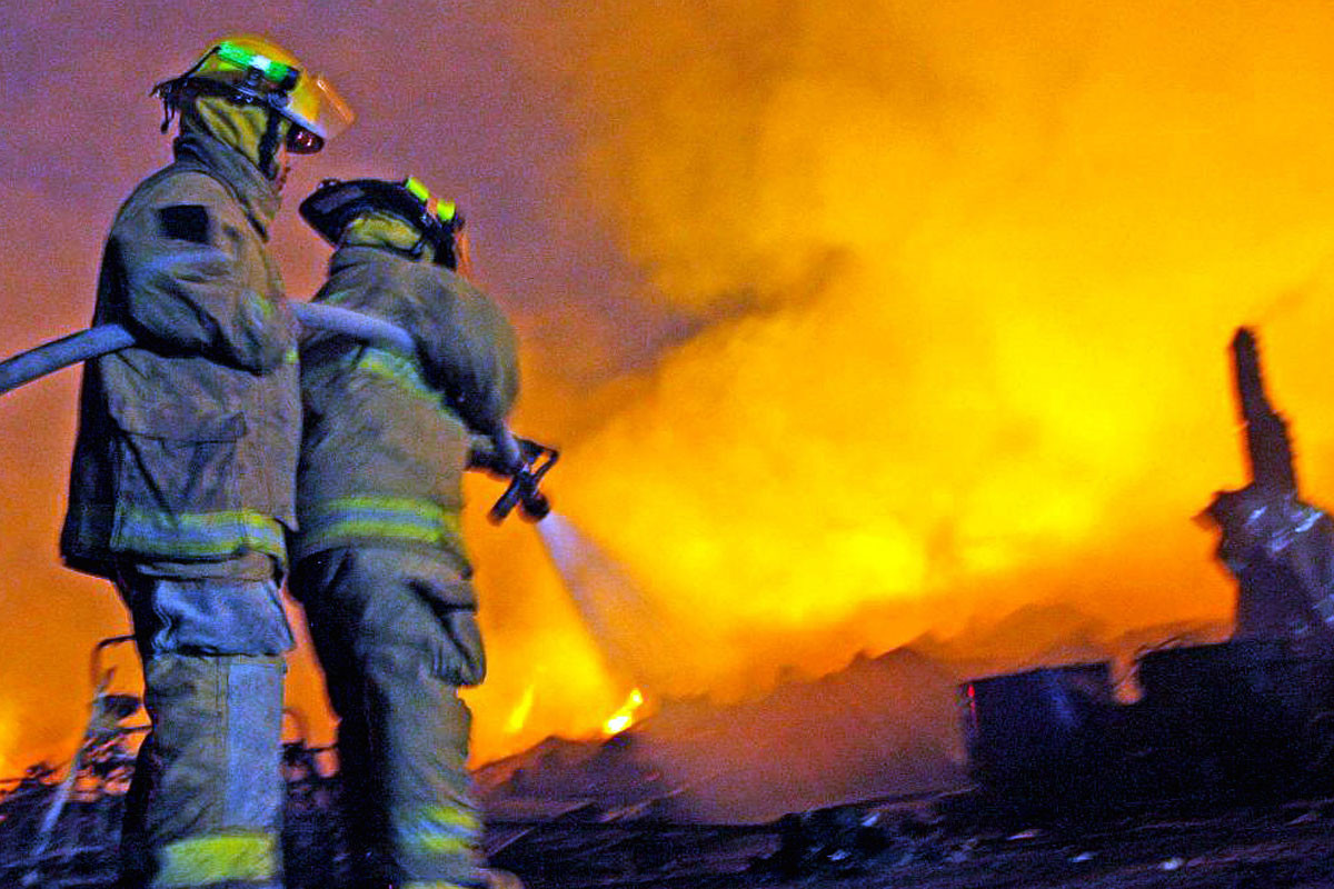  Lính cứu hỏa - AI không thể thay thế những người ứng cứu khẩn cấp như lính cứu hỏa, vì vai trò của họ đòi hỏi những phản ứng vật lý nhanh chóng trước những tình huống nguy hiểm, phức tạp có thể đe dọa đến tính mạng. Công việc cứu hỏa đòi hỏi phải đưa ra quyết định nhanh chóng, kịp thời, chính xác và họ phải có sức mạnh thể chất cao, nhưng đây là những thứ mà trí tuệ nhân tạo không thể có được. 