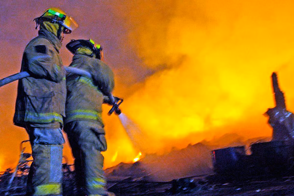  Lính cứu hỏa - AI không thể thay thế những người ứng cứu khẩn cấp như lính cứu hỏa, vì vai trò của họ đòi hỏi những phản ứng vật lý nhanh chóng trước những tình huống nguy hiểm, phức tạp có thể đe dọa đến tính mạng. Công việc cứu hỏa đòi hỏi phải đưa ra quyết định nhanh chóng, kịp thời, chính xác và họ phải có sức mạnh thể chất cao, nhưng đây là những thứ mà trí tuệ nhân tạo không thể có được. 