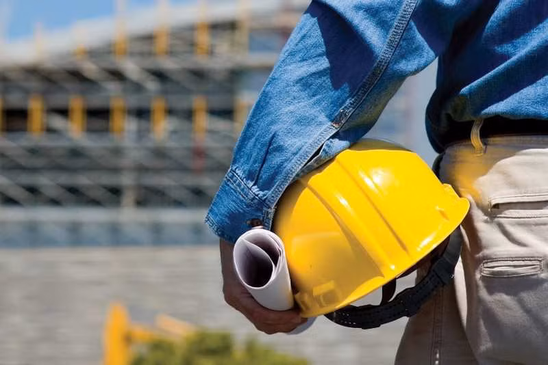  Những công việc như thợ điện, thợ máy và công nhân xây dựng đòi hỏi kỹ năng thực tế và kinh nghiệm làm việc, khiến AI khó có thể thay thế tính chuyên nghiệp trong nghề nghiệp của họ. Ngoài ra, cùng với sự gia tăng đầu tư vào cơ sở hạ tầng, nhu cầu về các ngành công nghiệp liên quan đến công nghệ cũng tăng theo.