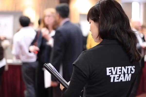  Người tổ chức sự kiện - Trong thực tế, người tổ chức sự kiện phải phối hợp và đàm phán với những người khác để mọi việc được thống nhất. Các nhà tổ chức sự kiện đòi hỏi sự sáng tạo của con người, và kỹ năng giao tiếp cá nhân để đáp ứng các nhu cầu riêng biệt của khách hàng, xử lý các tình huống không lường trước được. 