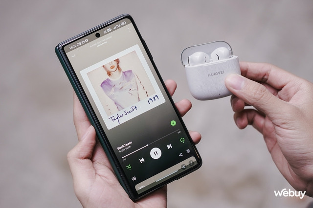 Một điểm mạnh đáng chú ý là thời lượng pin của tai nghe này lên đến 9 giờ sử dụng liên tục và tổng cộng 42 giờ khi dùng kèm hộp sạc, vượt trội trong phân khúc dưới 600.000 đồng. Thực tế sử dụng cho thấy mức pin gần đạt như công bố. Sản phẩm sử dụng Bluetooth 5.4 cho kết nối ổn định với điện thoại, laptop và TV.