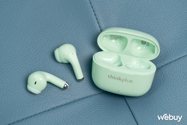 Lenovo Thinkplus LP40 Pro là mẫu tai nghe không dây giá rẻ đang được nhiều học sinh, sinh viên lựa chọn nhờ mức giá cực kỳ dễ tiếp cận, chỉ khoảng 150.000 đồng. Dù có thiết kế đơn giản và chất lượng hoàn thiện ở mức vừa phải, mẫu tai nghe này vẫn ghi điểm nhờ sự nhỏ gọn, dễ đeo và đóng gói khá đầy đủ với hộp sạc, dây sạc và nút tai tặng kèm.