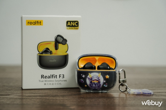 Realfit F3 là mẫu tai nghe không dây hiếm hoi trong tầm giá chỉ khoảng 170.000 đồng nhưng lại được trang bị tính năng chống ồn chủ động, một điểm khó tin ở phân khúc siêu rẻ. Sản phẩm nhanh chóng thu hút sự chú ý của học sinh, sinh viên nhờ thiết kế trẻ trung, phối màu nổi bật và khả năng tùy biến thông qua ứng dụng đi kèm.
