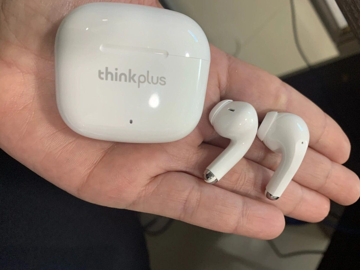 Về trải nghiệm sử dụng, tai nghe cho thời lượng pin khoảng 5 giờ và có thể đạt đến 20 giờ khi kết hợp hộp sạc. Chất âm thiên về dải mid, khá phù hợp cho nhu cầu nghe nhạc cơ bản hoặc học online, nhưng không quá nổi bật ở dải bass và treble. Lenovo LP40 Pro là lựa chọn hợp lý cho người dùng phổ thông đang tìm một mẫu tai nghe không dây dễ mua, dễ dùng.