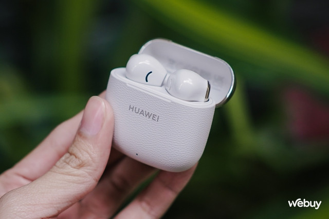 Dòng FreeBuds SE của Huawei được đánh giá cao nhờ mức hiệu năng trên giá thành cực kỳ hấp dẫn. Ở thế hệ thứ 3, Huawei tiếp tục nâng cấp cả về ngoại hình lẫn chất âm, trong khi mức giá thì không thay đổi, chỉ hơn 600.000 đồng. Huawei FreeBuds SE 3 nổi bật với thiết kế hộp sạc kết hợp giả da và nhựa bóng, trọng lượng nhẹ, đeo thoải mái và đạt chuẩn kháng nước IP54.