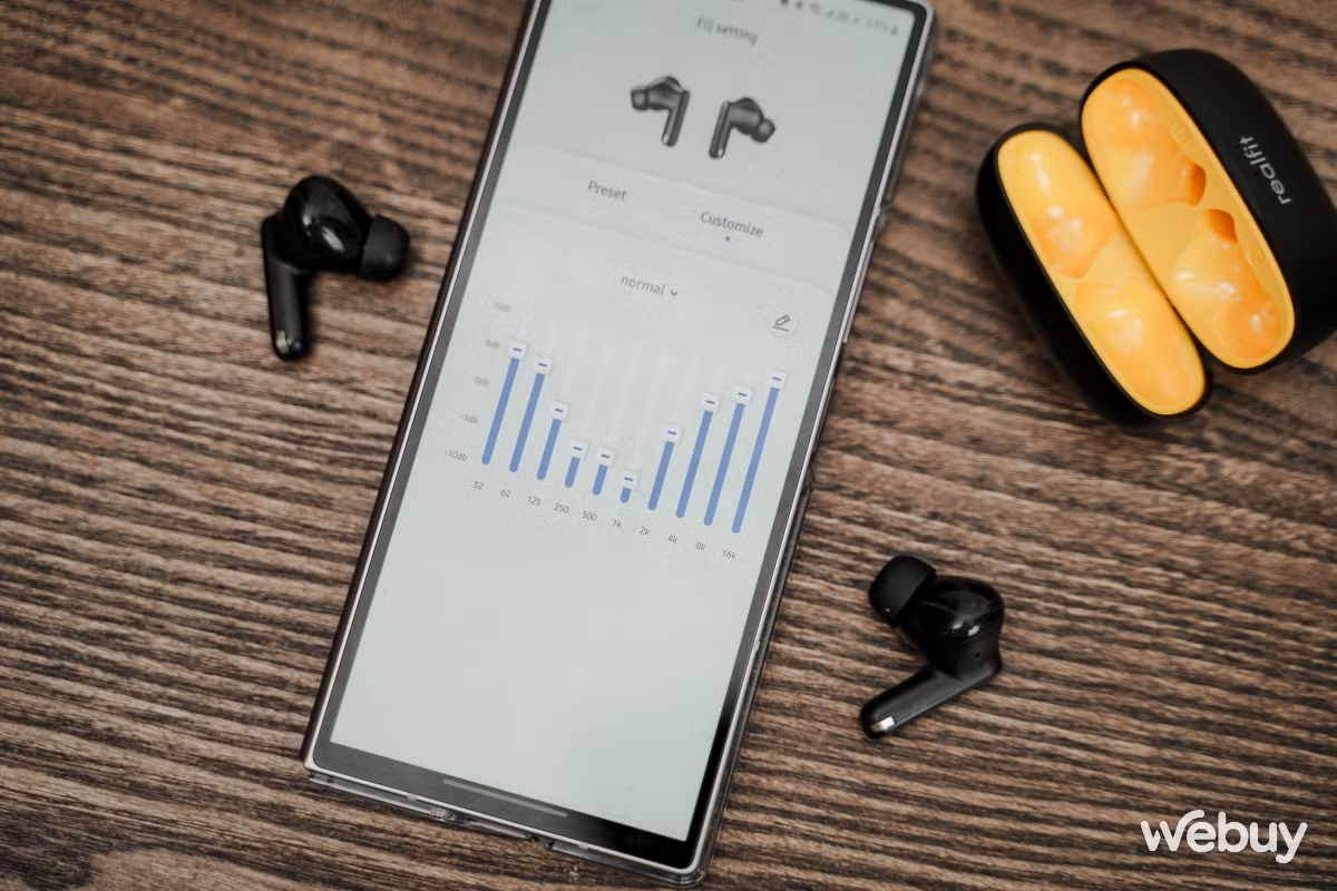 Về chất âm, Realfit F3 thiên nhiều về dải mid, có thể cải thiện nhờ tuỳ chỉnh EQ trong ứng dụng. Thời lượng pin đạt khoảng 3 - 4 giờ cho mỗi lần dùng và lên đến hơn 20 giờ nếu kết hợp với hộp sạc. Giá bán của Realfit F3 như đã đề cập chỉ khoảng hơn 150.000 đồng một chút mà thôi. Đây là lựa chọn đáng cân nhắc trong tầm giá dưới 200.000 đồng.